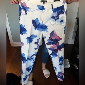 White Flowered Straight Leg Dress Pants - Banana Republic - Size 6 Long